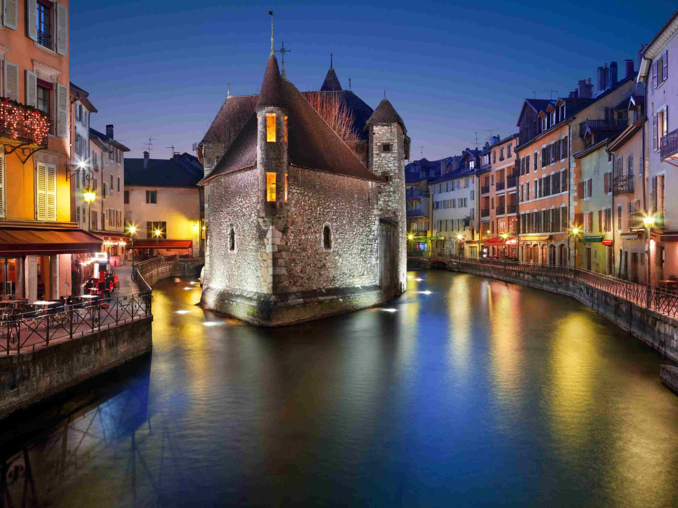 Vue panoramique sur Annecy et ses quartiers résidentiels