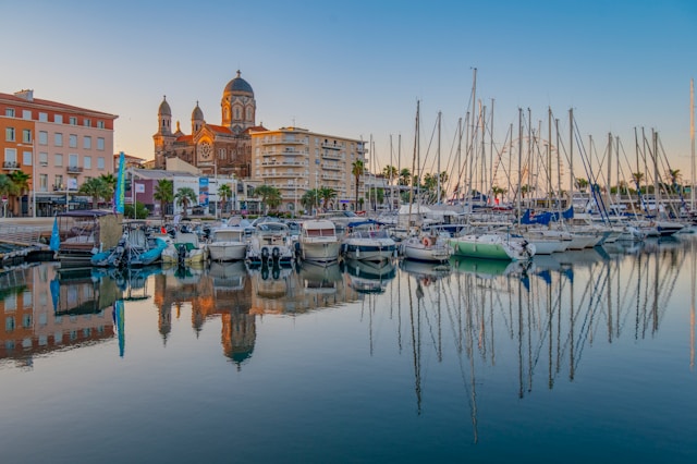 Investir dans une villa à Saint-Raphaël : confort, rentabilité et cadre de vie