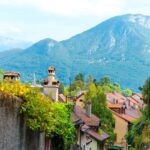 Vue pittoresque d’Annecy avec maisons et montagnes, idéale pour illustrer les agences immobilières Annecy et le marché local