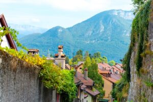 Vue pittoresque d’Annecy avec maisons et montagnes, idéale pour illustrer les agences immobilières Annecy et le marché local