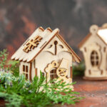 Maison miniature décorative représentant un bien immobilier, symbolique d’une agence immobilière à Mougins