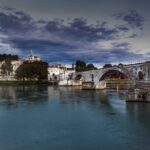 Vue du Pont Saint-Bénézet à Avignon avec le Palais des Papes en arrière-plan, au bord du Rhône.