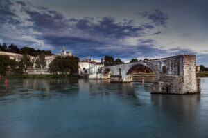 Vue du Pont Saint-Bénézet à Avignon avec le Palais des Papes en arrière-plan, au bord du Rhône.