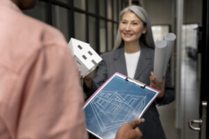 Conseillère immobilière présentant un projet architectural dans une agence à Toulouse, représentant les meilleures agences immobilières de la région.