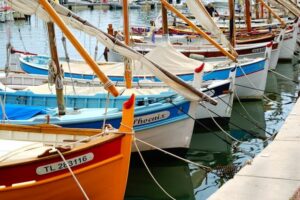 Bateaux traditionnels dans le port de Bandol, sur le littoral varois